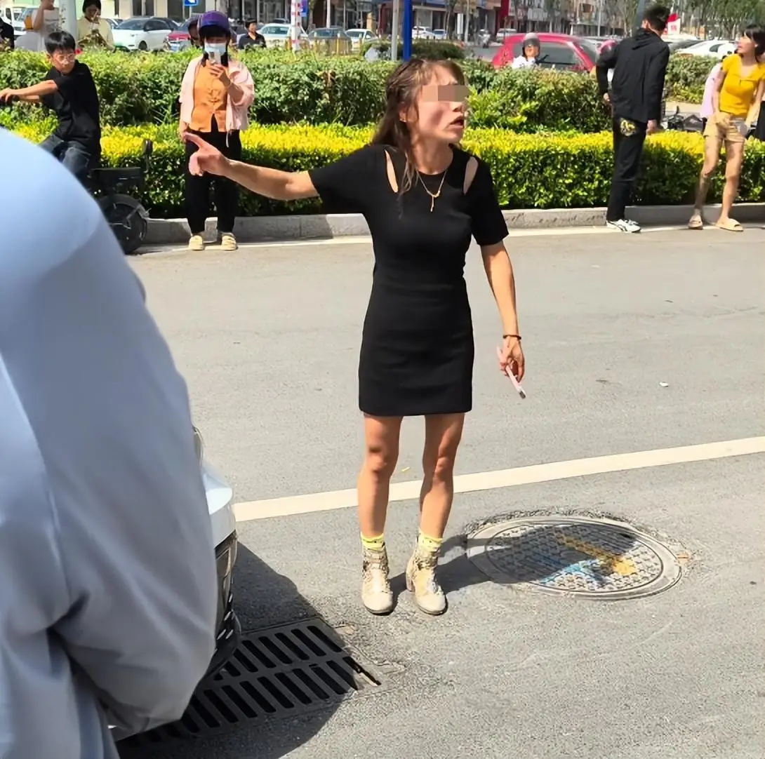 网红女的著名黑料,_女网红陈某玲真面目曝光_美颜滤镜下的照骗现形记