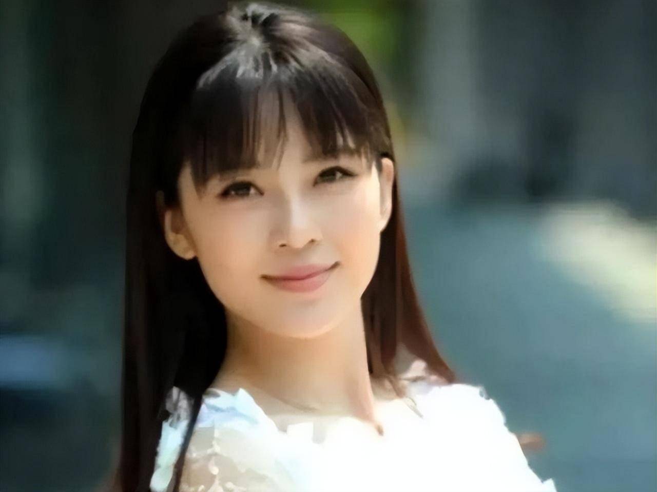 娱乐圈没整过容的明星_被整容耽误的女明星_赵樱子整容前后对比