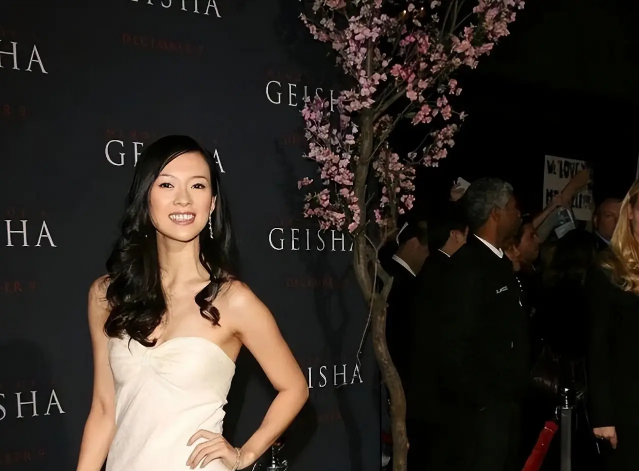 章子怡昔日糗事：给成龙胸前捏提子成为港圈笑话