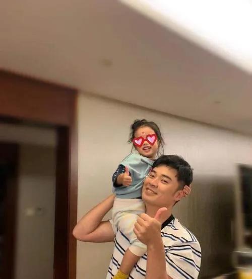 娱乐圈忘记拉窗帘出轨事件_明星出轨被偷拍没拉窗帘_娱乐圈出轨的男人