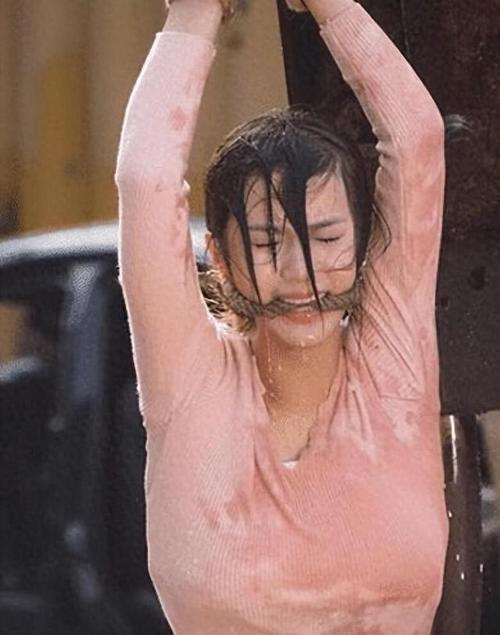 女明星拍戏憋尿憋到青筋暴起：这种狼狈，同行都懂