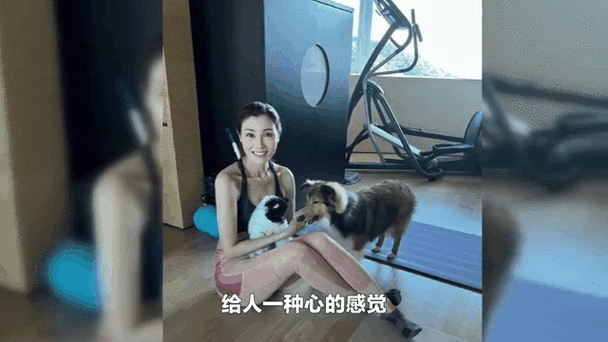 56岁李嘉欣素颜现身香港街头，穿瑜伽裤显驼背，与荧幕上最美港姐反差大